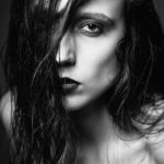 close-up shot des models Celine Reuter während eines schwarz-weiß-beautyshootings