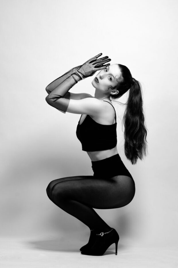 Model Celine Reuter während eines schwarz-weiß Shootings 